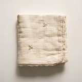 Gentil Coquelicot - Dekentje handgeborduurde klavers met kant