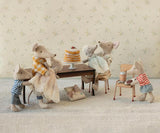 Lange eettafel voor muizen