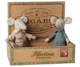 Grand-mère et grand-mère souris dans une boîte à cigares - Maileg